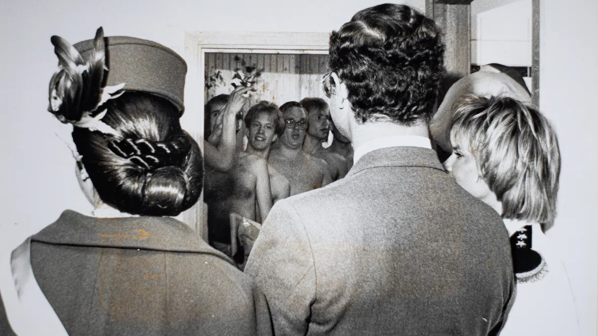 The Queen, the King and Helen Köpman in front o a sauna